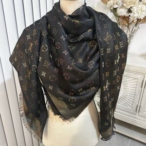 New Louis Vuitton LTDE So Shine Monogram Shawl